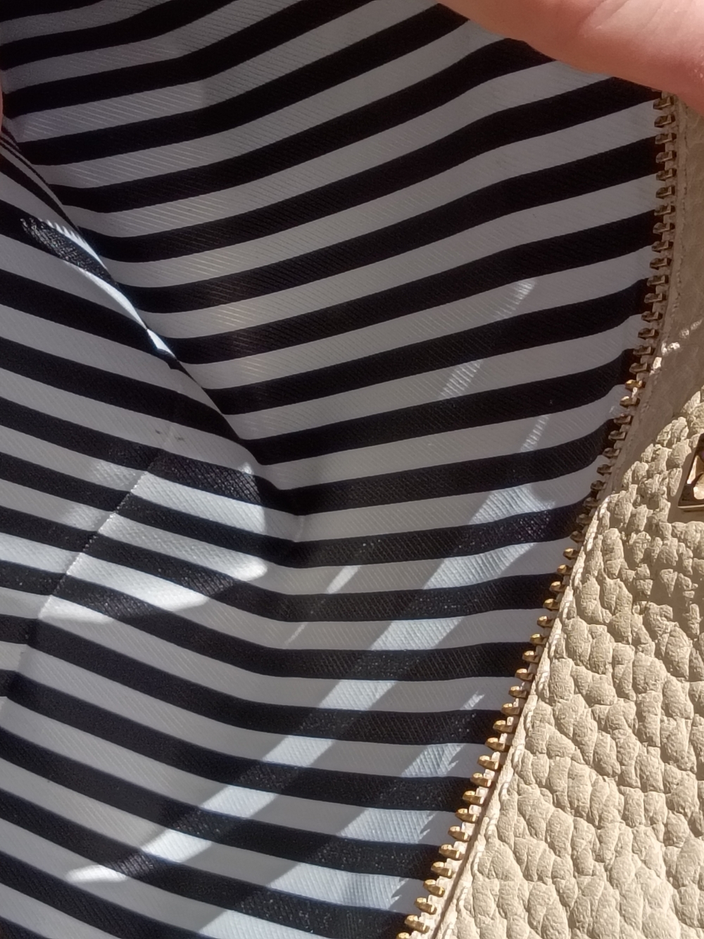 kate spade New York Tote Buttermilk and Black Leather Two-Tone Pebbled Leather - Picture 4 of 7